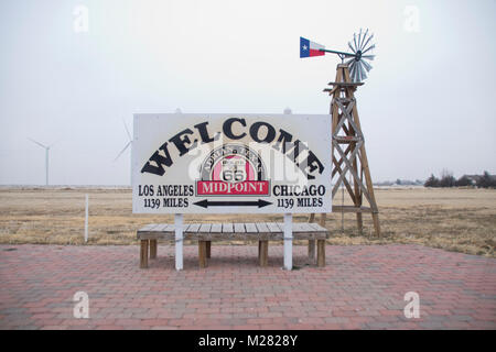 Punto centrale del percorso 66 in Adrian, Texas. Foto Stock