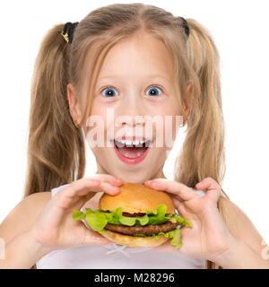 Ritratto di un bellissimo bambino allegro con un hamburger. Photo closeup su sfondo bianco Foto Stock