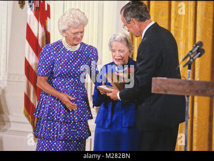 Il Presidente degli Stati Uniti George H.W. Bush, a destra, e la first lady Barbara Bush, sinistra, assegnazione della medaglia presidenziale della libertà di ex senatore USA Margaret Chase Smith (repubblicano del Maine), centro, nella Sala Est della Casa Bianca a Washington DC il 6 luglio 1989. Smith, 91, è ricordata come la prima donna ad avere il suo nome collocato in nomina per la presidenza nel corso di un importante partito politico della convenzione e per la sua 1950 Dichiarazione di coscienza" discorso sul pavimento del Senato degli Stati Uniti denunciando la tattica del compagno senatore repubblicano e anti-comunismo crusader Joseph McCarthy (repubblicano Foto Stock