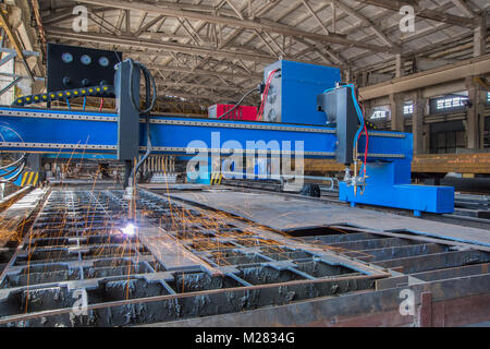 Laser automatico macchina taglia i fogli metallici. apparecchiature di saldatura a gas il taglio del tubo sistema di taglio Foto Stock