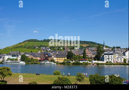 Riverside a Trarbach, vista su Traben, Traben-Trarbach, Moselle, fiume, Renania-Palatinato, Germania, Europa Foto Stock