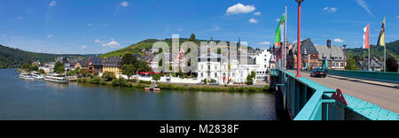 Vista panoramica dal ponte della Mosella di Traben, Traben-Trarbach, Mosella, Renania-Palatinato, Germania, Europa Foto Stock