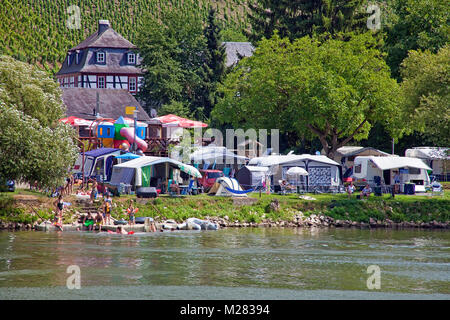 Campeggio al Riverside, balneazione nel fiume Moseller, Lupo, Traben-Trarbach, Mosella, Renania-Palatinato, Germania, Europa Foto Stock