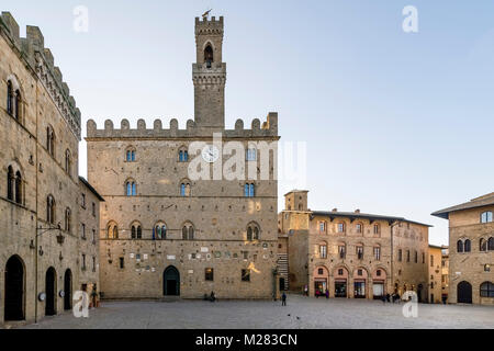 Palazzo dei Priori e Piazza nel pomeriggio di luce, Volterra, Pisa, Toscana, Italia Foto Stock