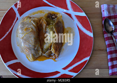 Sarma - vegetale o piatto di carne di foglie di cavolo arrotolato e farcito. Incluso nelle cucine dei Balcani, Europa Centrale e Medio Oriente Foto Stock