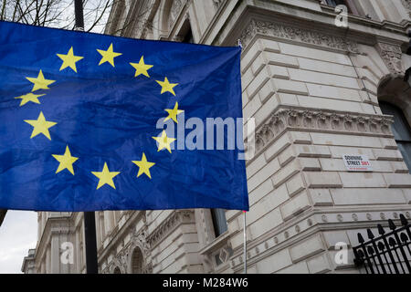 Come principale negoziatore dell'UE Michel Barnier incontra Theresa Maggio a Londra per discutere la prossima fase di Brexit, le stelle della bandiera UE appartenenti ad a anti-Brexiter mosche di Whitehall e l'angolo di Downing Street è la residenza ufficiale del Primo Ministro il 5 febbraio 2018, a Londra Inghilterra. Foto Stock