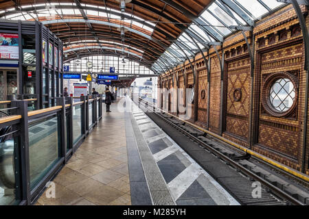 Berlin-Mitte.Hackescher Markt della S-bahn. Edificio storico interno con mattoni decorativi, piattaforma,binari & tetto ad arco Foto Stock