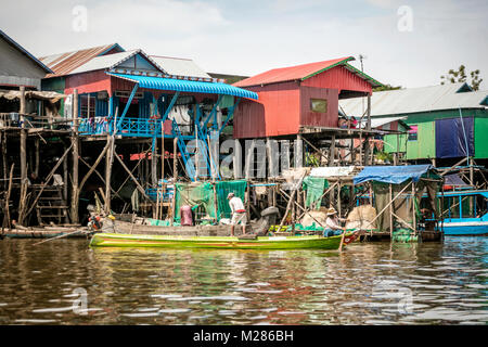 Signora cambogiano paddling boat, Kampong Phluk villaggio galleggiante, Siem Reap Provincia, in Cambogia. Foto Stock