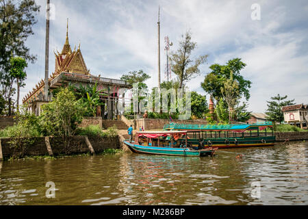 Imbarcazione turistica Kampong Phluk villaggio galleggiante, Siem Reap Provincia, in Cambogia. Foto Stock