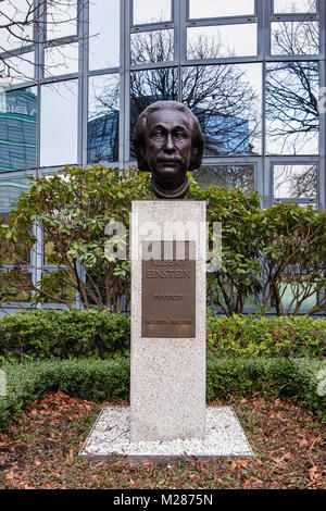 Berlino, Mitte,Moabit.busto in bronzo di fisico Albert Einstein su strada di ricordo accanto al fiume Sprea. La Strasse der Erinnerung Foto Stock