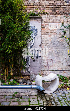 Berlino, Prenzlauerberg, cortile interno della ex fabbrica di birra Königstadt. Sistemazione esterna area con arte sul vecchio muro in mattoni. Foto Stock