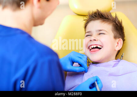 Il dentista controllo della dentatura del ragazzo adolescente. Foto Stock