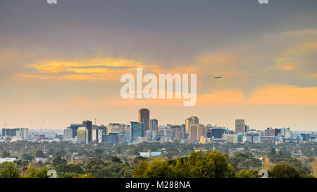 Adelaide skyline della città al tramonto visto da colline Foto Stock