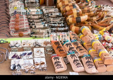 CIENFUEGOS, CUBA - Gennaio 3, 2017: cubano bandiere nazionali, Palm, che Guevera ritratti e altri magneti per frigorifero / souvenir tipici per Cuba venduti nella SOU Foto Stock