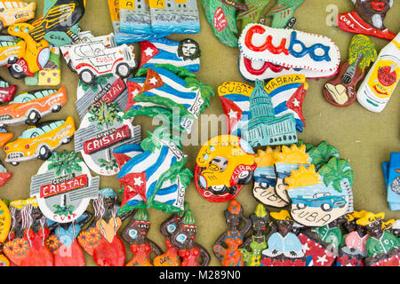 CIENFUEGOS, CUBA - Gennaio 3, 2017: cubano bandiere nazionali, Palm, che Guevera ritratti e altri magneti per frigorifero / souvenir tipici per Cuba venduti nella SOU Foto Stock