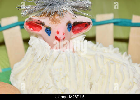 Close up di marzapane agnello pasquale e la frutta in un cesto Foto Stock