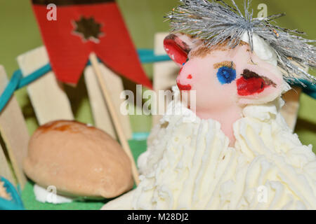 Close up di marzapane agnello pasquale e la frutta in un cesto Foto Stock