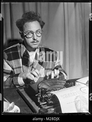 Tennessee Williams lavora presso la sua macchina da scrivere nel 1946. Drammaturgo americano e scrittore Tennessee Williams era uno di America's maggiori drammaturghi. Egli è il più noto per il serraglio di vetro, A Streetcar Named Desire e Cat On A Hot Tin Roof. Foto Stock