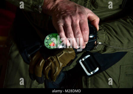 Il sergente Monteiro, esercito portoghese jumpmaster recensioni le coordinate GPS sul suo guardare mentre in piedi nel retro di un C-130H3 Hercules a Monte Real Air Base, Portogallo, 29 gennaio, 2018. La Hercules da Dobbins Air Base di riserva, Ga., eseguito dieci paracadutisti portoghese per la zona di atterraggio vicino a Beja, Portogallo a sostegno dell esercizio disgelo reale 18. Questo annuale due settimana di esercizio invita le forze armate di vari paesi a partecipare a missioni di formazione volti a fondere e la distribuzione di piattaforme differenti verso un obiettivo importante, che coprono una vasta gamma di attività che includono aria-aria e aria-a Foto Stock