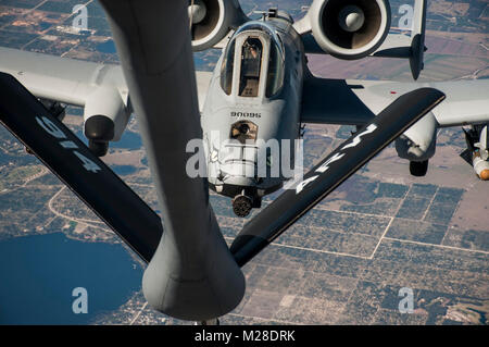 Un A-10 Thunderbolt II aeromobili con la 122Fighter Wing (FW), Fort Wayne Air National Guard Station, Ind. chiude per ricevere carburante da un KC-135 Stratotanker su Avon Park Fla., Gennaio 30, 2018. Il 914th Air Refuelling Wing, Niagara aria stazione di riserva, N.Y., visitato MacDill Air Force Base Fla., per affinare la propria antenna competenze di rifornimento supportando contemporaneamente il funzionamento custode Blitz, un esercizio che fornisce formazione su Chiudi supporto dell'aria. (U.S. Air Force Foto Stock