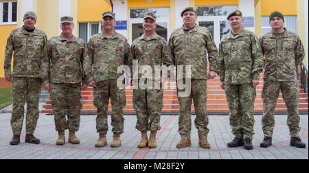 Yavoriv, Ucraina - Lt. Gen. Christopher Cavoli, U.S. Esercito comandante dell Europa e Briga. Gen. Tony Aguto, comandante della Settima Esercito di formazione comando, comporta per un Foto Stock