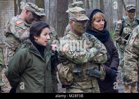 Yavoriv, Ucraina - Lt. Gen. Christopher Cavoli, U.S. Esercito Europa commander, osserva contro-IED formazione durante una visita alla Yavoriv Combat Training Center (CTC) qui, Feb. 1. Attualmente più di 220 U.S. I soldati sono assegnati al JMTG-U, dove vengono a lavorare mano nella mano con l'esercito ucraino come essa si sforza verso il suo obiettivo di raggiungere l'interoperabilità della NATO. (U.S. Esercito Foto Stock