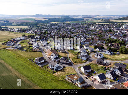 Vista aerea del circondario e il villaggio di Ochtendung in Germania su una soleggiata giornata estiva con cielo blu Foto Stock