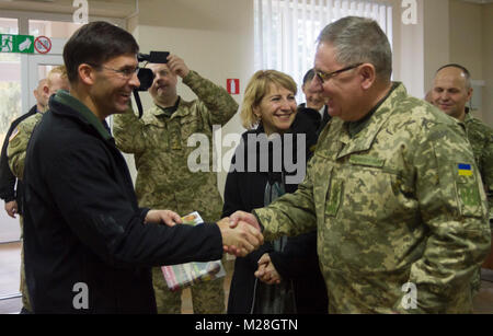 Yavoriv, Ucraina - Marco T. Esper, gli Stati Uniti Segretario dell'esercito si incontra con il Tenente ucraino Gen. Pavlo Tkachuk durante una visita alla Yavoriv Combat Training Center qui 2 Febbraio. Attualmente più di 220 soldati provenienti da New York del XXVII della brigata di fanteria combattere Team sono distribuiti in Ucraina dove stanno lavorando mano nella mano con l'esercito ucraino che lottano per ottenere il suo obiettivo di interoperabilità della NATO. (U.S. Esercito Foto Stock