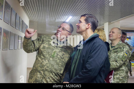 Yavoriv, Ucraina - Marco T. Esper, gli Stati Uniti Segretario dell'esercito si incontra con il Tenente ucraino Gen. Pavlo Tkachuk durante una visita alla Yavoriv Combat Training Center qui 2 Febbraio. Attualmente più di 220 soldati provenienti da New York del XXVII della brigata di fanteria combattere Team sono distribuiti in Ucraina dove stanno lavorando mano nella mano con l'esercito ucraino che lottano per ottenere il suo obiettivo di interoperabilità della NATO. (U.S. Esercito Foto Stock