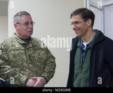 Yavoriv, Ucraina - Marco T. Esper, gli Stati Uniti Segretario dell'esercito si incontra con il Tenente ucraino Gen. Pavlo Tkachuk durante una visita alla Yavoriv Combat Training Center qui 2 Febbraio. Attualmente più di 220 soldati provenienti da New York del XXVII della brigata di fanteria combattere Team sono distribuiti in Ucraina dove stanno lavorando mano nella mano con l'esercito ucraino che lottano per ottenere il suo obiettivo di interoperabilità della NATO. (U.S. Esercito Foto Stock