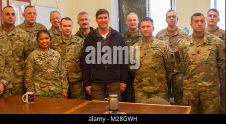 Yavoriv, Ucraina - Marco T. Esper, gli Stati Uniti Segretario dell'esercito pone per un Foto Stock