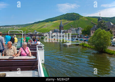 Eldery turisti sulla nave di escursione al villaggio del vino Bernkastel-Kues, Mosella, Renania-Palatinato, Germania, Europa Foto Stock
