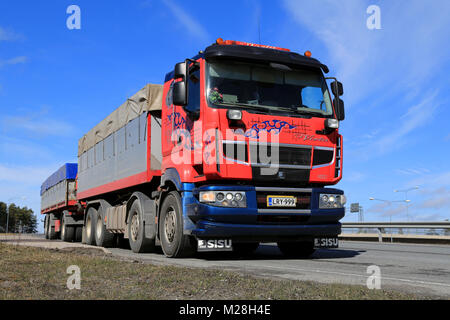 RAISIO, Finlandia - 12 Aprile 2014: Sisu R500 camion con rimorchio pieno. La produzione dei nuovi motori Sisu polare con Euro 6 il regime del motore inizia durante la seconda quar Foto Stock