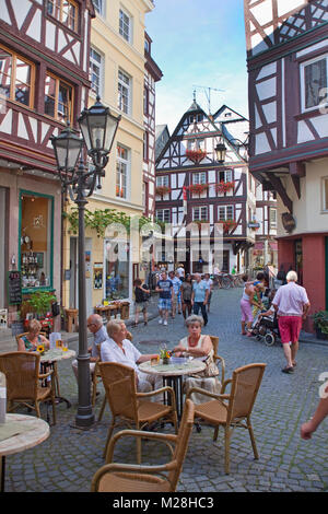 Street cafe presso il market place, semi-case con travi di legno alla storica città vecchia di Bernkastel-Kues, Mosella, Renania-Palatinato, Germania, Europa Foto Stock