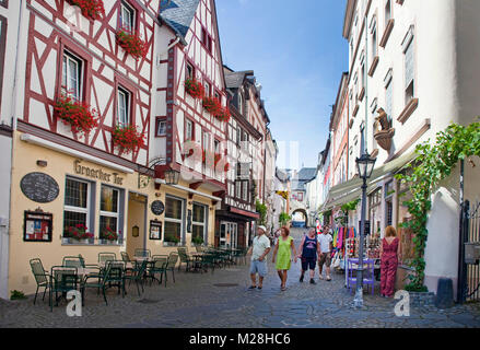 Al di fuori di gastronomia a metà-case con travi di legno e storica città vecchia di Bernkastel-Kues, Mosella, Renania-Palatinato, Germania, Europa Foto Stock