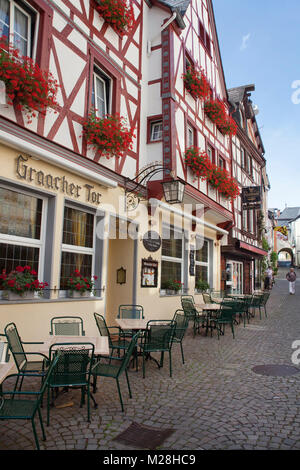 Al di fuori di gastronomia a metà-case con travi di legno e storica città vecchia di Bernkastel-Kues, Mosella, Renania-Palatinato, Germania, Europa Foto Stock