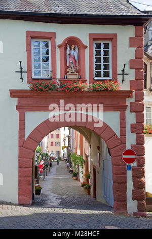 Graacher town gate alla città vecchia di Bernkastel-Kues, Mosella, Renania-Palatinato, Germania, Europa Foto Stock