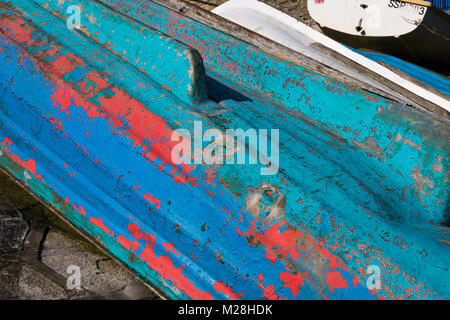 Swanage Dorset Inghilterra 17 aprile 2016 barche capovolta al piccolo porto di pesca Foto Stock