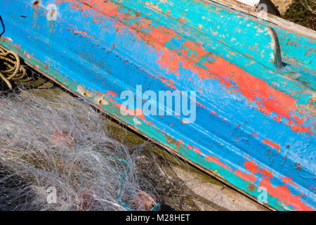 Swanage Dorset Inghilterra 17 aprile 2016 barche capovolta al piccolo porto di pesca Foto Stock