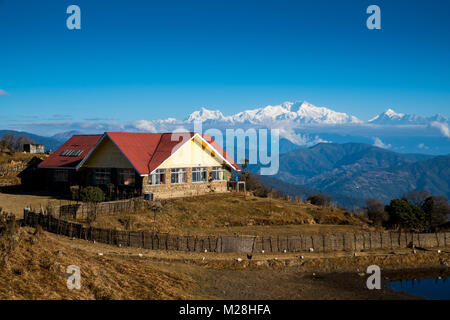 Paesaggio di trekkers Tonglu hut e Kangchenjunga mount durante il cielo blu tempo di giorno. Questo posto è la via di mezzo a Sandakphu, nord dell India Foto Stock