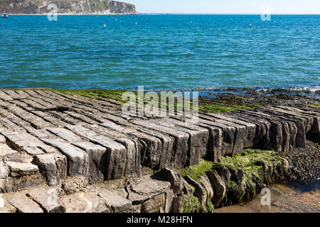 Swanage Dorset Inghilterra 17 aprile 2016 antica pietra di uno scalo con pietra grezza Foto Stock