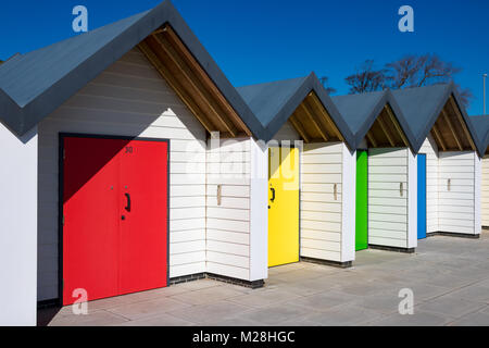 Swanage Dorset Inghilterra 17 aprile 2016 pittoresca spiaggia di capanne sul mare Foto Stock