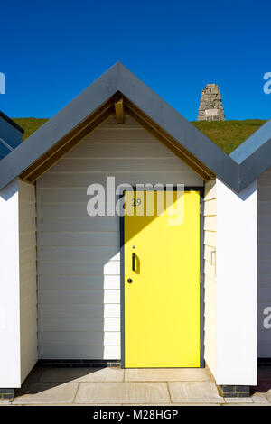 Swanage Dorset Inghilterra 17 aprile 2016 pittoresca spiaggia di capanne sul mare Foto Stock