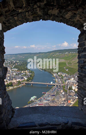 Vista dal castello Landshut su Bernkastel-Kues e Mosella, Renania-Palatinato, Germania, Europa Foto Stock