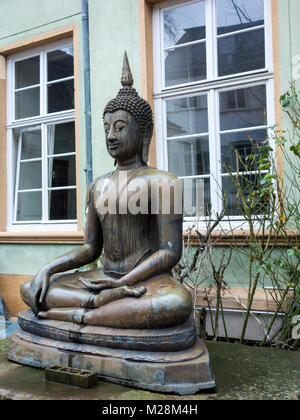 Statua del Buddha di fronte al museo etnologico Heidelberg Foto Stock