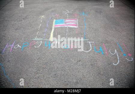 Quarto di luglio Childs Chalk disegno sul vialetto in NJ, Stati Uniti d'America Foto Stock