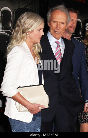 Burbank, in California, Stati Uniti d'America. 5 febbraio, 2018. Christina Sandera, Clint Eastwood 02/05/2018 La prima mondiale di "15:17 a Parigi" tenutasi presso il SJR teatro a Warner Bros Studios di Burbank, CA Foto di Izumi Hasegawa / HollywoodNewsWire.co Credito: Hollywood News filo Inc./Alamy Live News Foto Stock