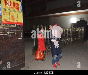 (180206) -- SHISHI, 6 febbraio 2018 (Xinhua) -- Huang Hailong va a prendere uno degli autobus a lunga percorrenza in Shishi City, a sud-est della Cina di provincia del Fujian, Febbraio 2, 2018. Huang Hailong, un lavoratore migrante da Suining città del sud-ovest della Cina di provincia di Sichuan, ha lavorato in una fabbrica di abbigliamento in Shishi per dieci anni. Pur vivendo con la moglie e il figlio più giovane Cong Cong, Huang è ancora mancante i suoi genitori e il figlio maggiore che vivono nella zona montuosa del Sichuan. Quest'anno, al fine di risparmiare denaro, Huang ha deciso di tornare da solo alla sua città natale per trascorrere la festa di primavera con la sua famiglia nel Sichuan. (Xinhu Foto Stock