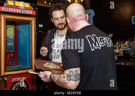 Liverpool, Merseyside, Regno Unito. Xviii oct, 2017. Cantautore britannico Frank Turner incontra appassionati prima di un intimo show a Liverpool E.B.G.B.S del club a sostegno del luogo indipendente settimana Credito: Andy Von Pip/ZUMA filo/Alamy Live News Foto Stock