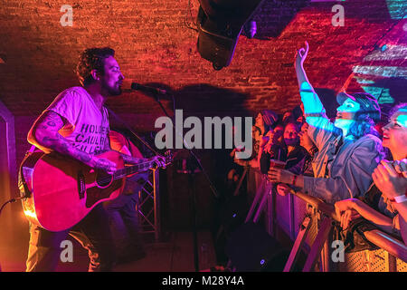 Liverpool, Merseyside, Regno Unito. Xviii oct, 2017. Cantautore britannico Frank Turner esegue un intimo show a Liverpool E.B.G.B.S del club a sostegno del luogo indipendente settimana Credito: Andy Von Pip/ZUMA filo/Alamy Live News Foto Stock